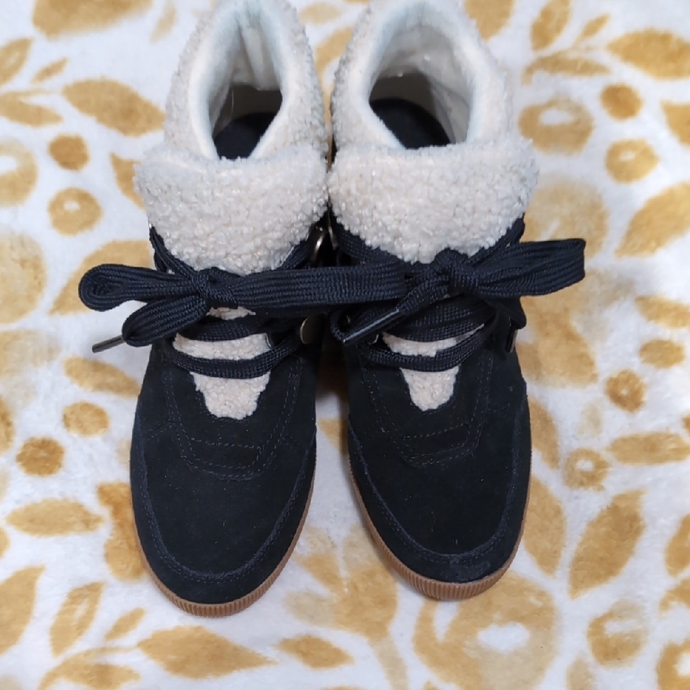 Sorel Black Boots with Rugged Style and Warmth